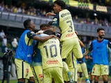 Futbolistas del América festejan uno de sus goles contra el Puebla en los cuartos de final de la Liga MX.