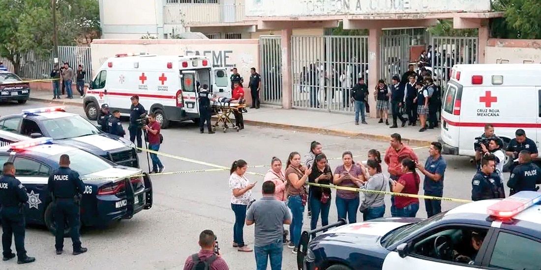 FUERZAS de seguridad, de socorro y padres de familia, afuera de la escuela.