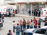 FUERZAS de seguridad, de socorro y padres de familia, afuera de la escuela.