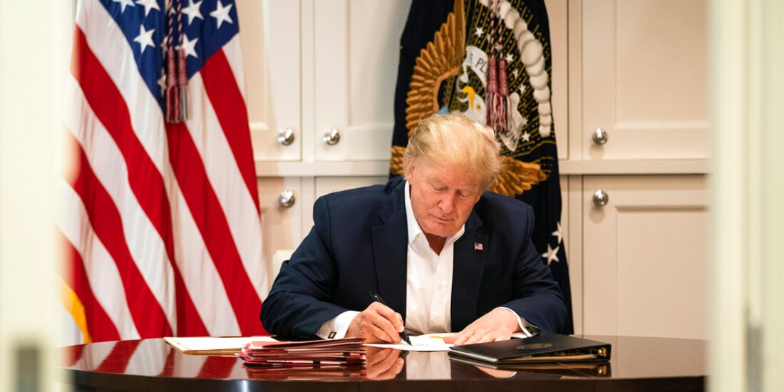El presidente Donald Trump en la suite presidencial del Hospital Walter Reed en Bethesda, Maryland, ayer.