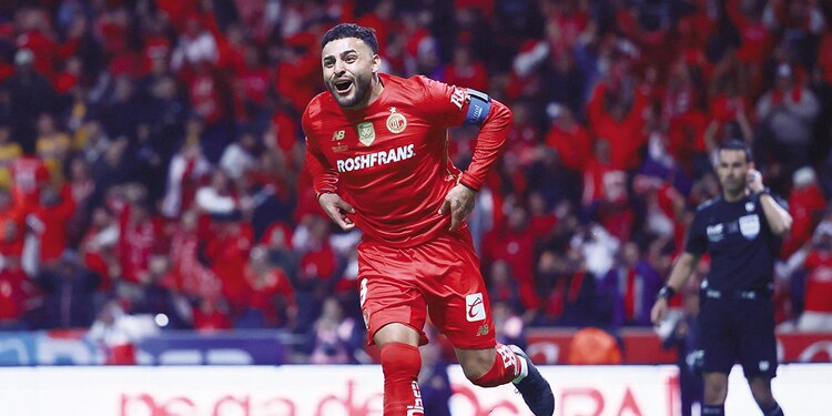HÉROE. Alexis Vega engañó a Nahuel Guzmán para darle el trofeo al Toluca.