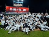 Jugadores de los Yankees festejan después de proclamarse campeones de la Liga Americana de la MLB, con lo que clasificaron a la Serie Mundial.