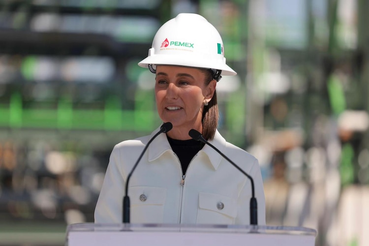 La Presidenta Claudia Sheinbaum Pardo supervisa la instalación de un nuevo reactor en la Refinería de Tula para fortalecer la soberanía energética.