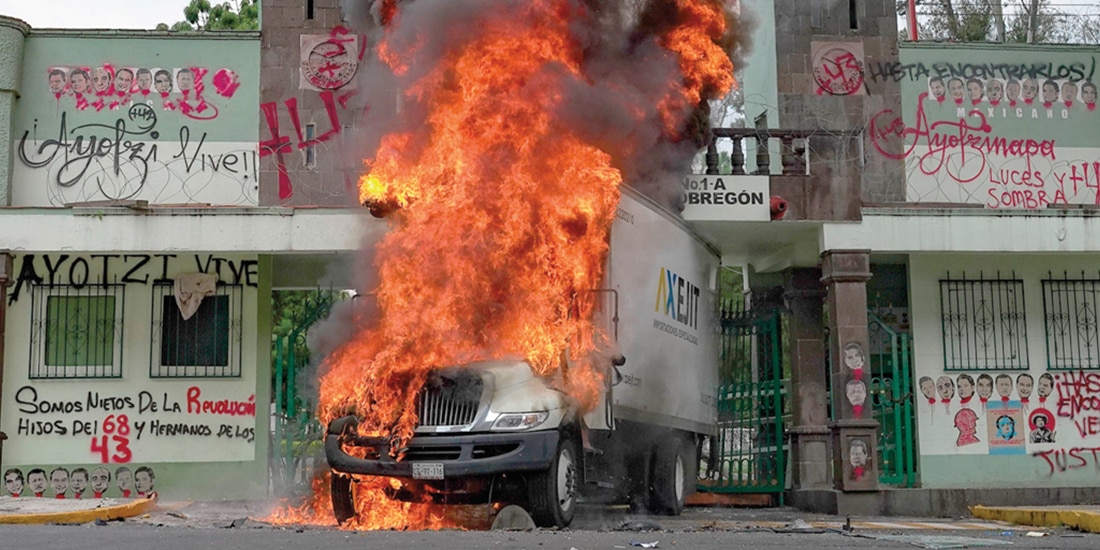 Derriban puerta de Campo Militar con camión que luego incendian