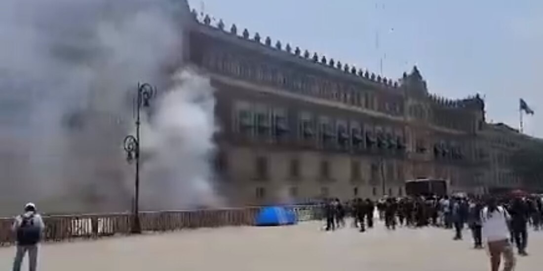 Avientan petardos a Palacio Nacional.