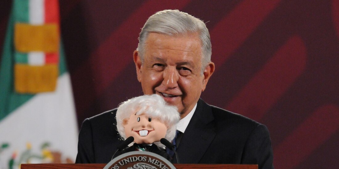 AMLO presume “amlito” de peluche en mañanera.