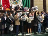 Los legisladores se apoderaron de la tribuna.