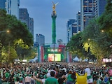 Festejos en el Ángel de la Independencia por el triunfo de México sobre Chequia.