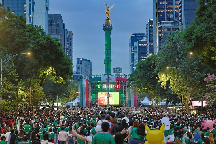 Festejos en el Ángel de la Independencia por el triunfo de México sobre Chequia.