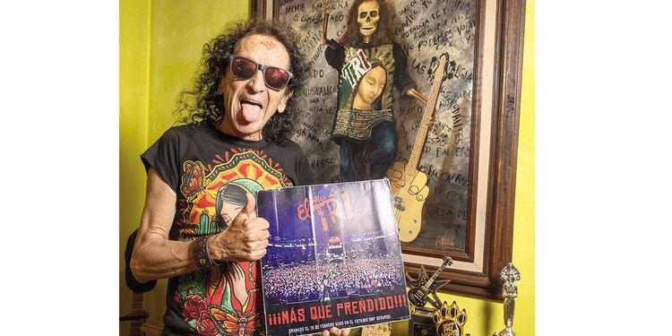 El compositor muestra el disco
que se grabó en el Estadio GNP Seguros.