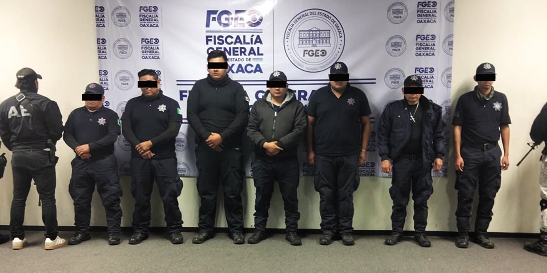 LOS SIETE ELEMENTOS de seguridad municipal detenidos, presentados ayer por las autoridades.