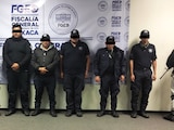 LOS SIETE ELEMENTOS de seguridad municipal detenidos, presentados ayer por las autoridades.