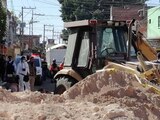 Personal de seguridad y Protección Civil acude al llamado tras accidentes en obras de mantenimiento al drenaje en Guanajuato.