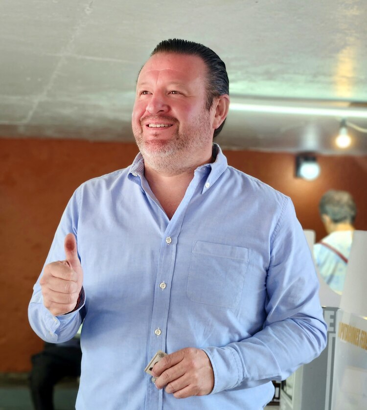 “El Güero" Quijano emite su voto en la alcaldía Magdalena Contreras