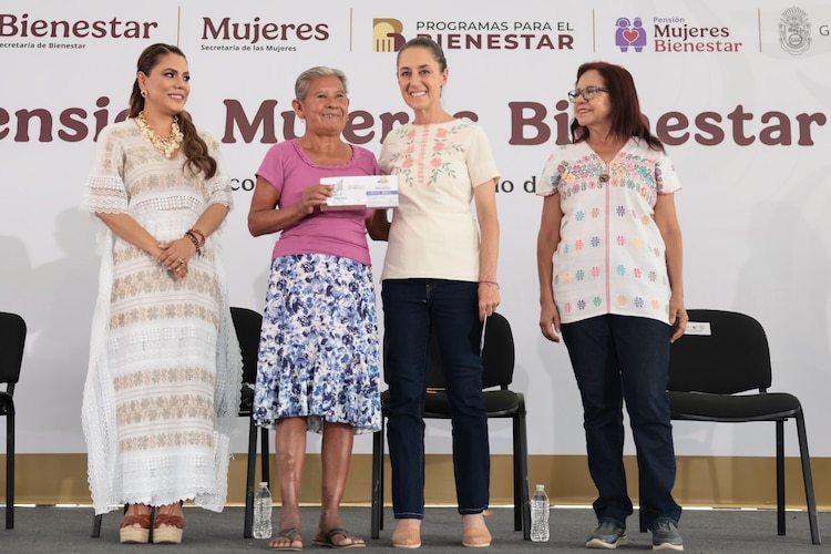 Beneficiarias de Acapulco reciben sus tarjetas de la Pensión Mujeres Bienestar de manos de la Presidenta.