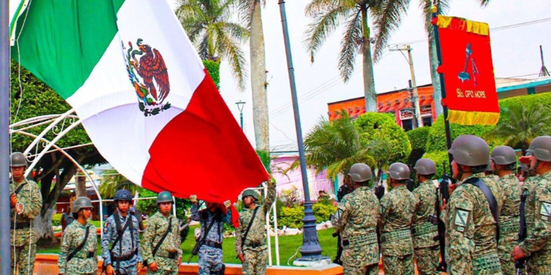 Elementos de la Defensa y GN rinden honores a la bandera, ayer, en Chiapas.