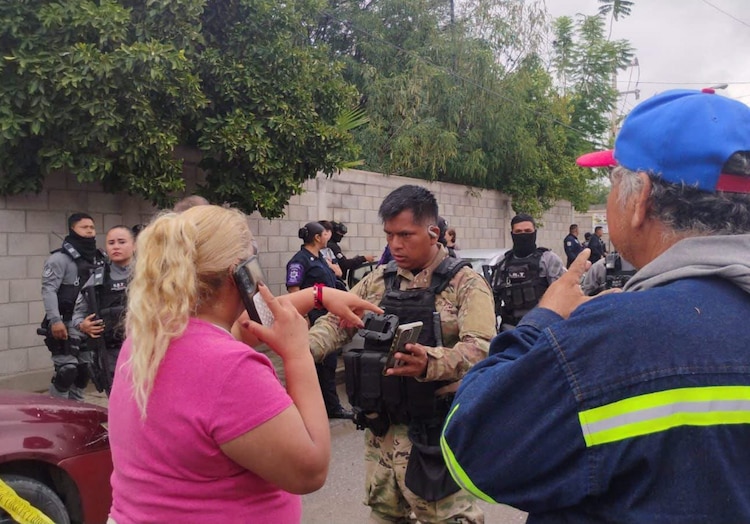 Autoridades y padres de familia llegaron a la escuela de Torreón tras ataque de dos jóvenes