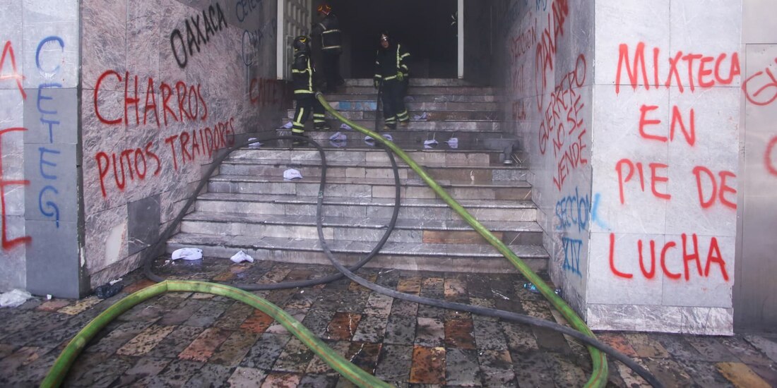 Trabajos de bomberos en la sede del SNTE.