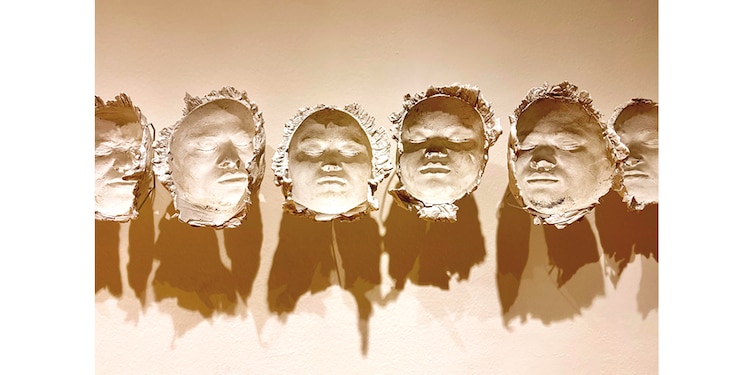 En la planta alta se encuentra la exhibición Teresa Margolles ¿Cómo salimos?, que es la primera revisión a la producción de la artista, abarcando obras desde el 2002.