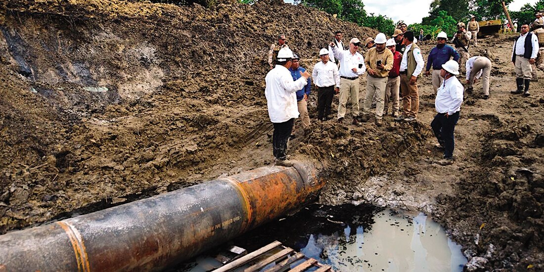 Personal de Pemex trabaja para extraer el hidrocarburo derramado, ayer.