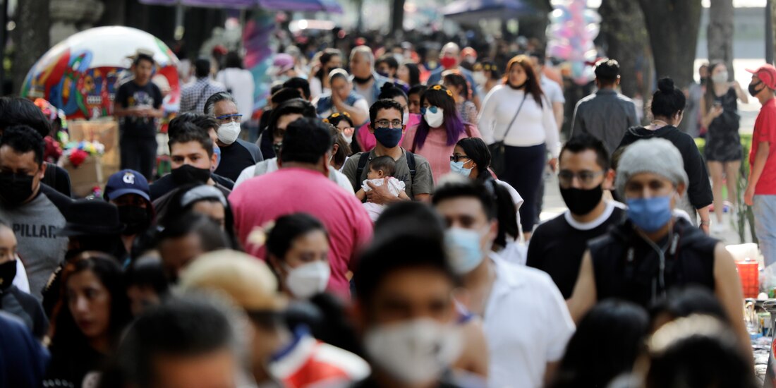 Personas caminan por la Avenida Reforma de la Ciudad de Méxic..
