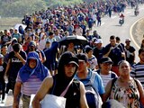 Caravana de al menos 1,500 migrantes, ayer en Huixtla, Chiapas.