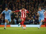 Joao Felix, del Atlético de Madrid, es perseguido por Rodrigo y Kevin De Bruyne del Manchester City en la Champions League.