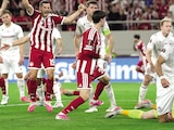 Jugadores del club griego celebran el tanto del mexicano.