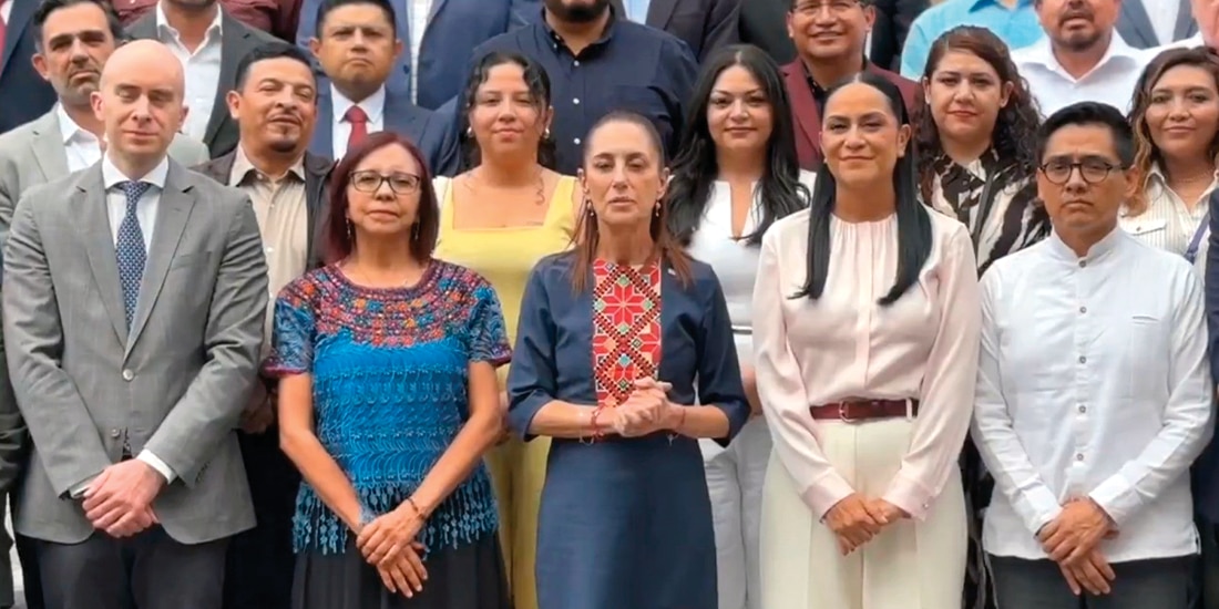 LA PRESIDENTA (c.), flanqueada por Ariadna Montiel (der.) y Lety Ramírez (izq.), ayer.