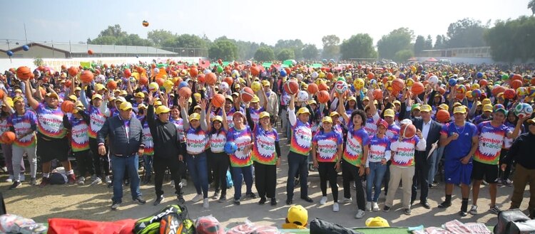 La alcaldesa Azucena Cisneros Coss encabeza el evento de arranque del programa "Cambia de Cancha" ante cientos de jóvenes beneficiarios.