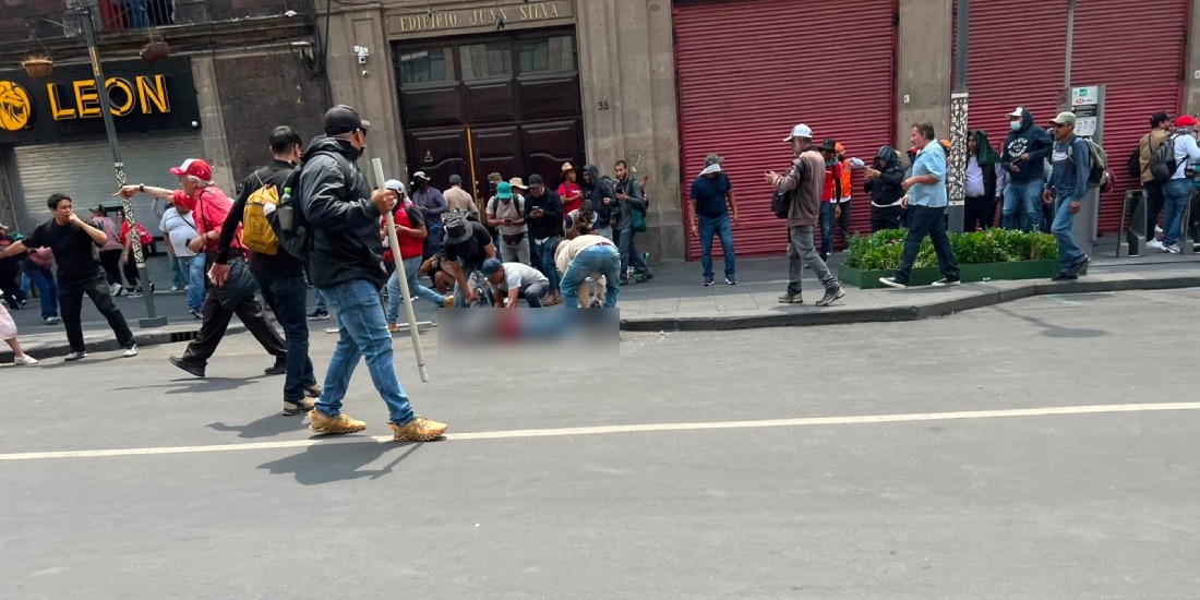Enfrentamiento entre policías y la CNTE deja al menos un herido.