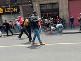Enfrentamiento entre policías y la CNTE deja al menos un herido.