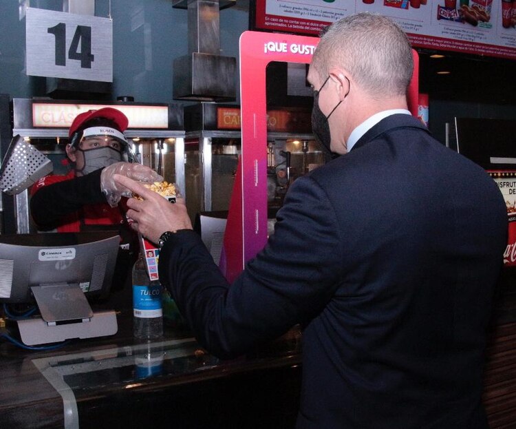 El alcalde de Cuajimalpa, Adrián Rubalcava recorre Cinemex Santa Fe, en la CDMX.