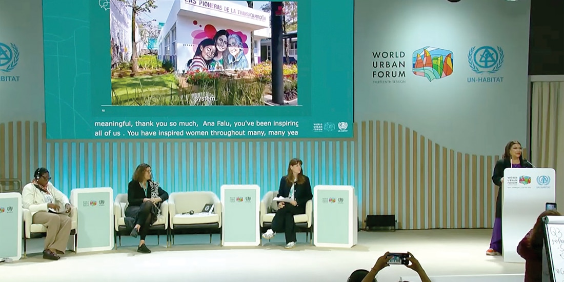 CLARA BRUGADA (der.), al participar en el Foro Urbano Mundial, ayer.
