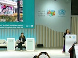 CLARA BRUGADA (der.), al participar en el Foro Urbano Mundial, ayer.