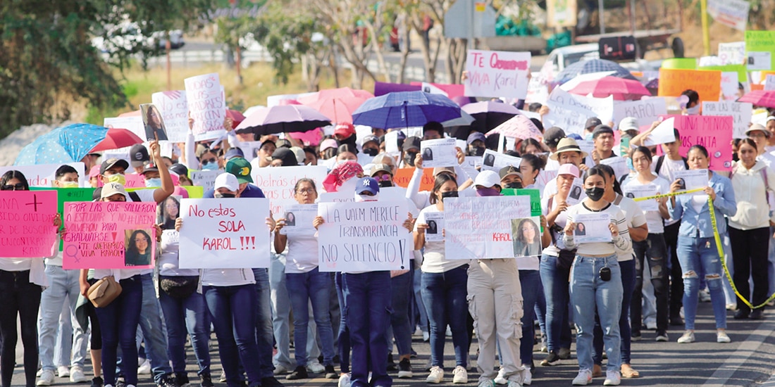ESTUDIANTES de la UAEM, durante una marcha ayer para exigir justicia por Karol Toledo.