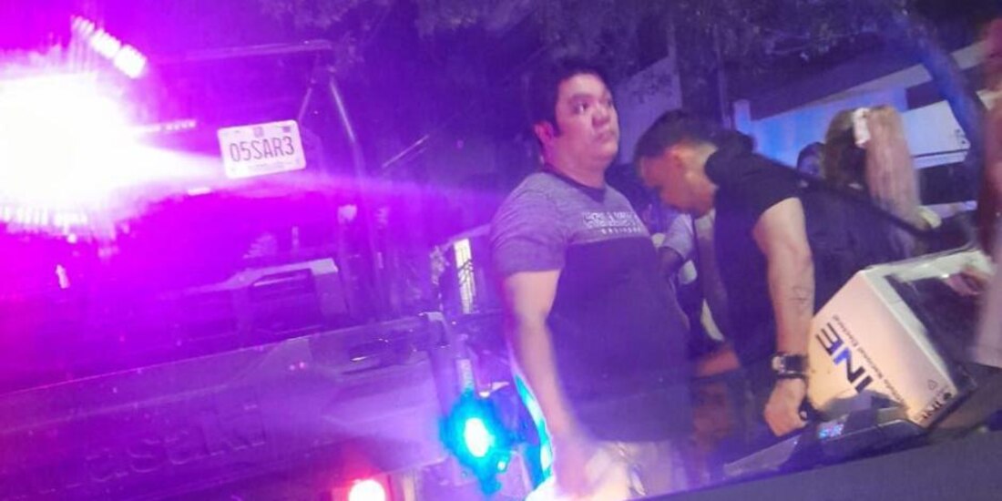 Portando su uniforme oficial, al menos cuatro elementos de investigación cargan los paquetes electorales.