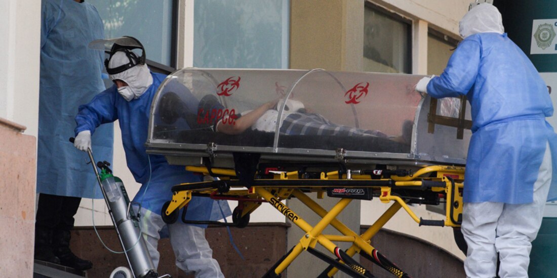 Un paciente con síntomas COVID-19 es ingresado al Hospital Centro Médico Nacional Siglo XXI.