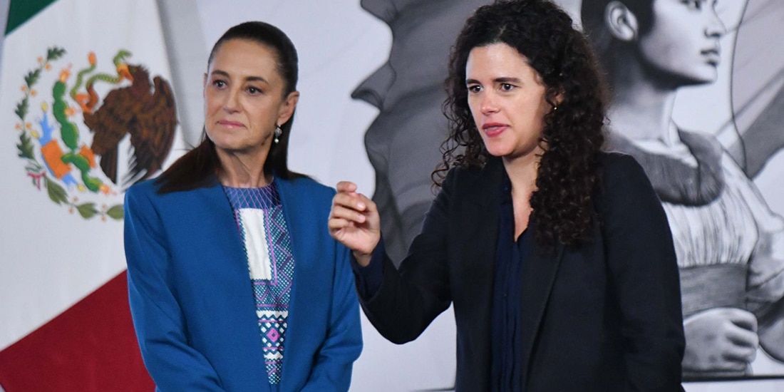 Claudia Sheinbaum, presidenta de México, y Luisa María Alcalde Luján, consejera jurídica del Ejecutivo Federal, durante la conferencia matutina donde se presentó y firmó la Ley General para sancionar y reparar el daño por feminicidio que será enviada al Congreso de la Unión para el próximo periodo de sesiones.