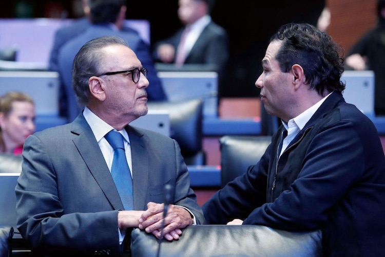 A la izquierda, el senador Manlio Fabio Beltrones, en una fotografía tomada en abril en el Senado.