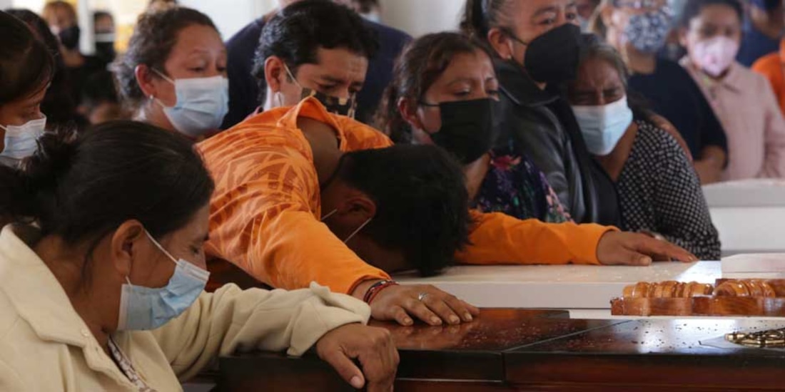 Adán Moreno, padre de los cinco niños que murieron durante un deslave en Xalapa tras el paso del huracán "Grace", despidió a sus pequeños. Hoy fueron sepultados junto a su madre, Dora Isabel Caballero, en elpanteón de Palo Verde.