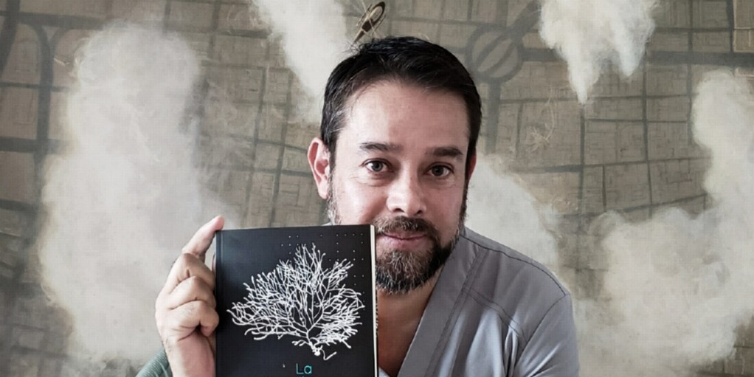 El autor posa junto a su libro, en una foto de archivo.