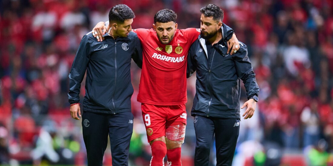 Alexis Vega salió de cambio por lesión en el partido ante el Pachuca.
