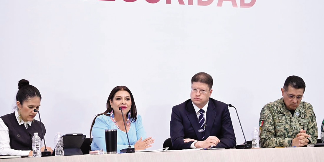 Clara Brugada (centro) junto con Pablo Vázquez y Bertha Alcalde, ayer.