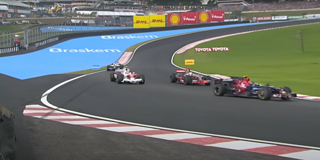 Algunos monoplazas en el Gran Premio de Brasil de Fórmula 1 del 2008.