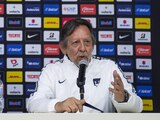 Leopoldo Silva en una conferencia de prensa con los Pumas