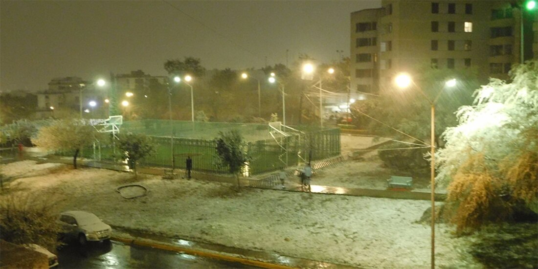 Las bajas temperaturas generaron la precipitación de aguanieve este domingo en Monterrey.