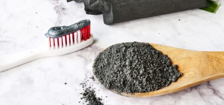 Se cree que el carbón activado blanquea los dientes