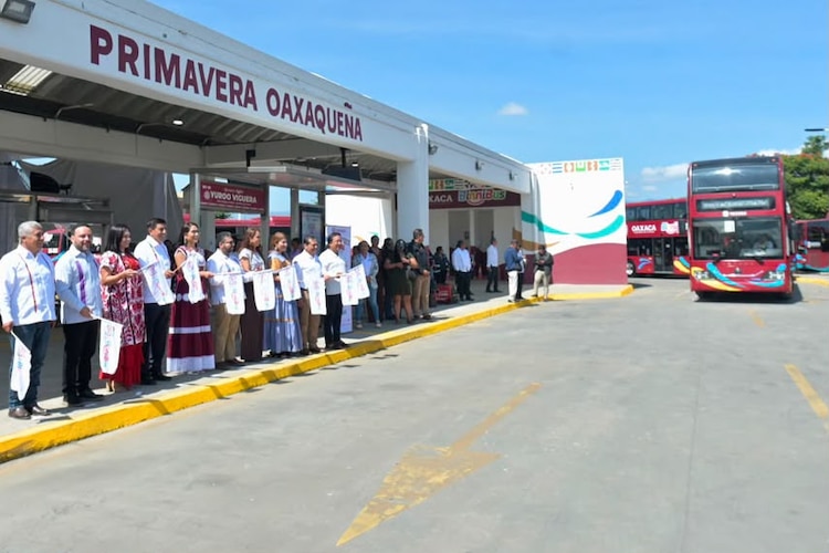 El gobernador Salomón Jara supervisa los nuevos camiones de doble piso del BinniBus.