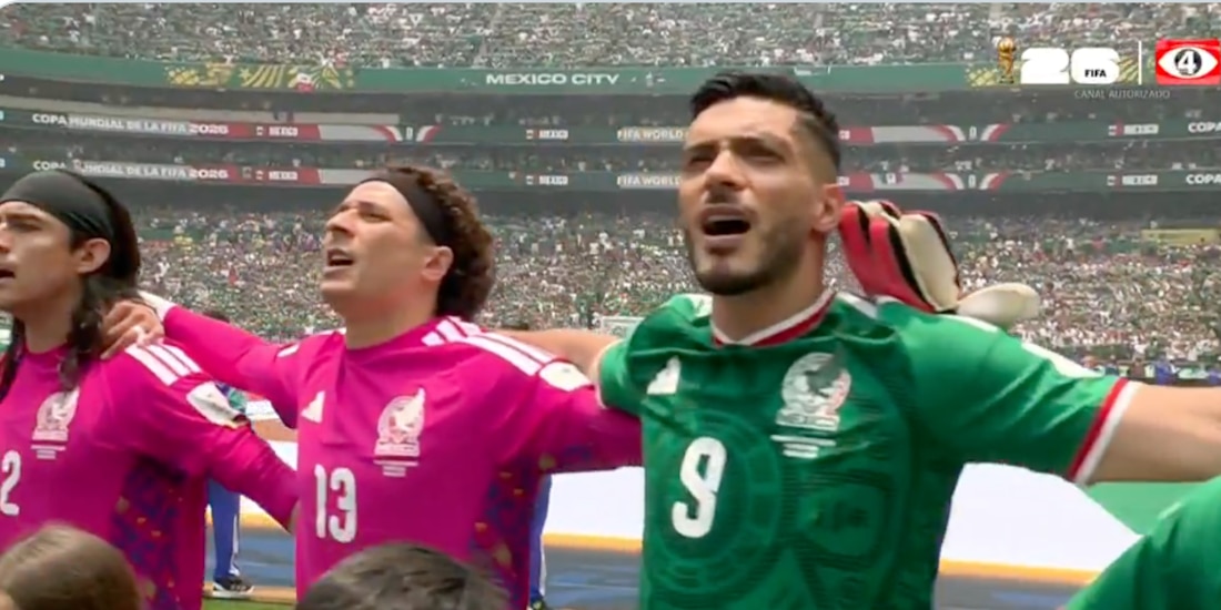 Los jugadores de la Selección Mexicana cantan el Himno Nacional antes del juego contra Sudáfrica.